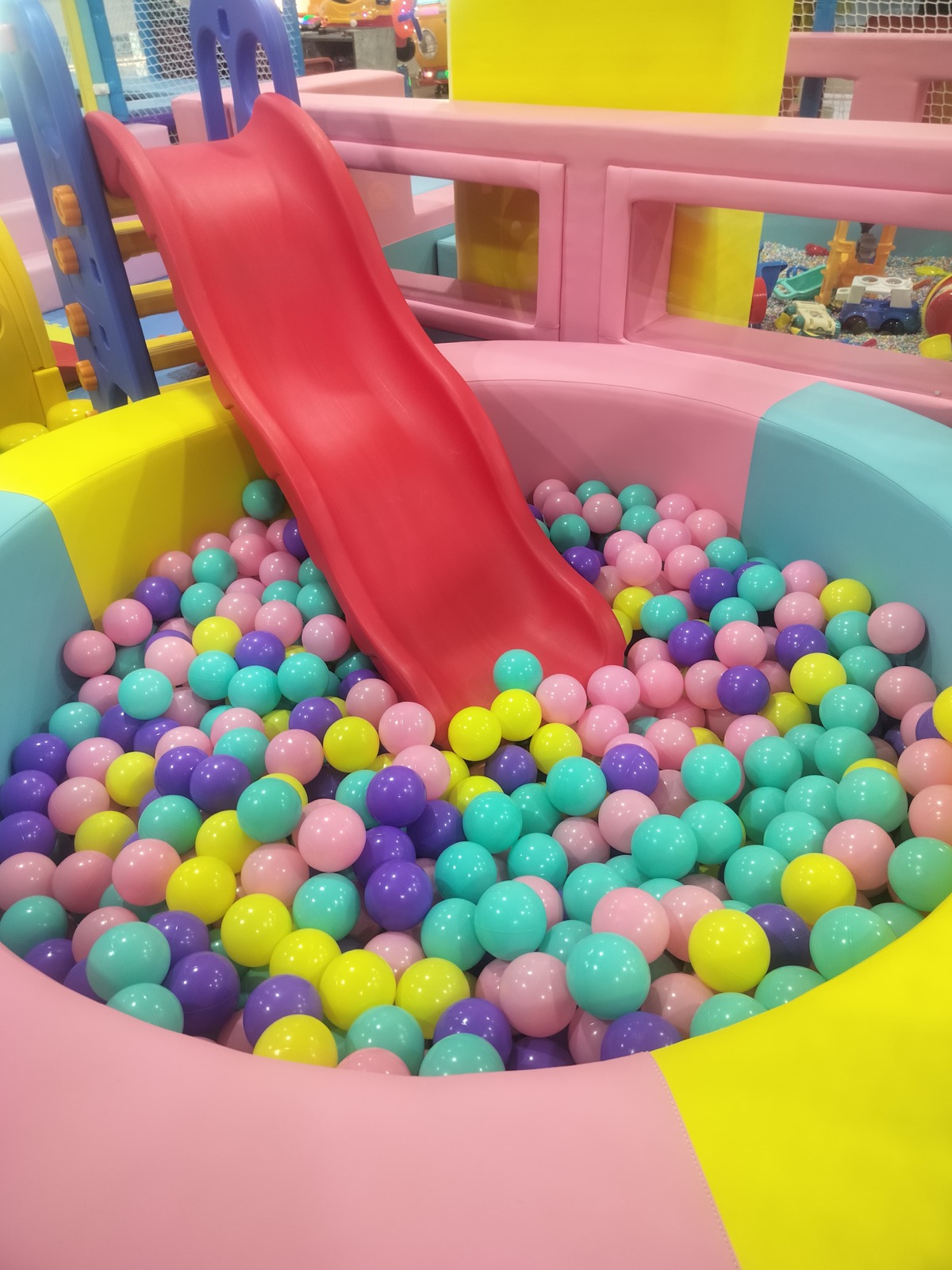Ball pool with slide at Funzee Games OMR